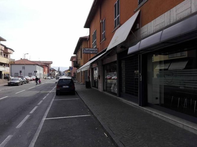 Ufficio a piano primo in palazzina anni '50. Almè