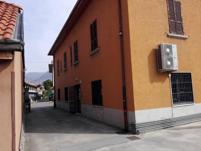 Ufficio a piano primo in palazzina anni '50. Almè