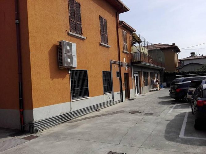 Ufficio a piano primo in palazzina anni '50. Almè