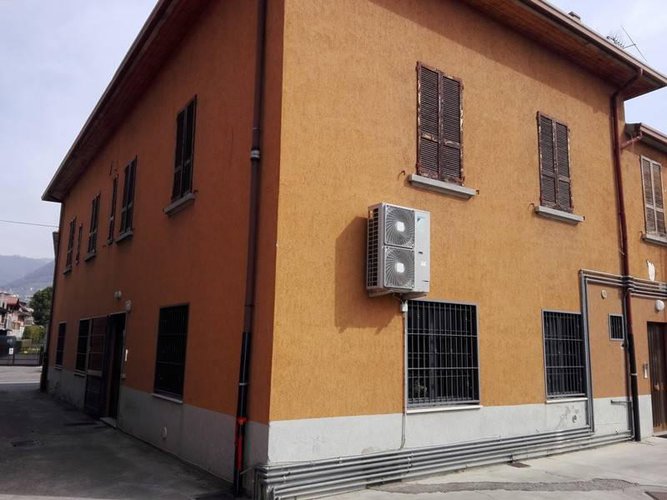 Ufficio a piano primo in palazzina anni '50. Almè