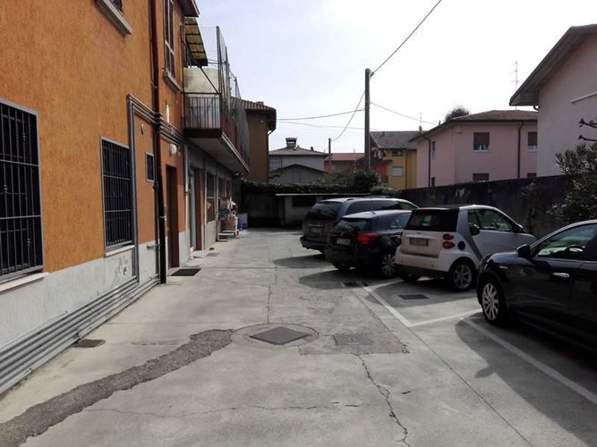 Ufficio a piano primo in palazzina anni '50. Almè