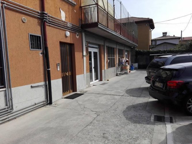 Ufficio a piano primo in palazzina anni '50. Almè