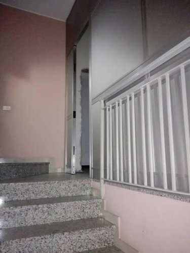 Ufficio a piano primo in palazzina anni '50. Almè