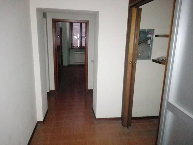 Ufficio a piano primo in palazzina anni '50. Almè