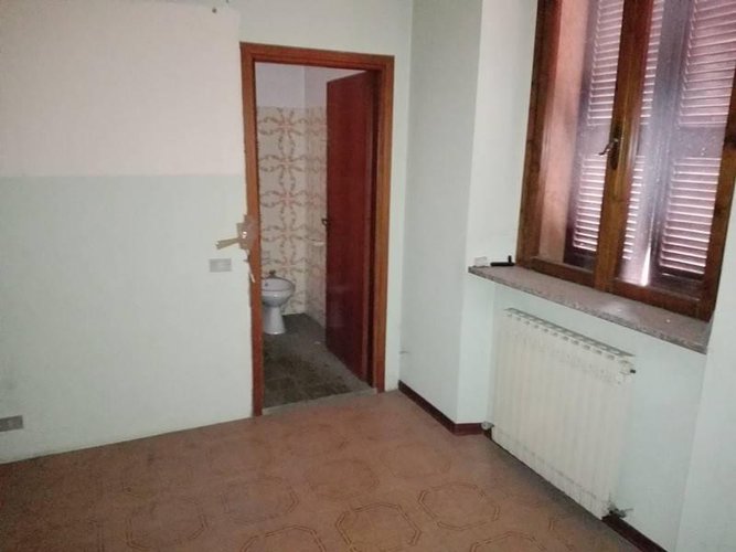 Ufficio a piano primo in palazzina anni '50. Almè