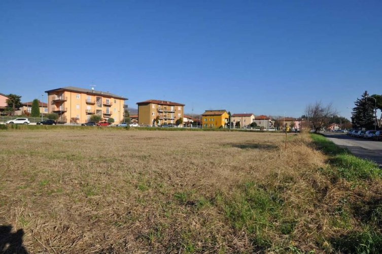 TERRENO EDIFICABILE DI OLTRE 600 MQ IN VENDITA A CALUSCO D'ADDA