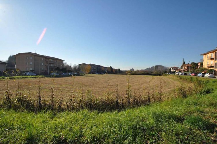 TERRENO EDIFICABILE DI OLTRE 600 MQ IN VENDITA A CALUSCO D'ADDA Calusco d'Adda