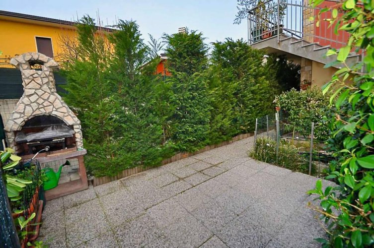 BILOCALE INDIPENDENTE IN VILLA CON GIARDINO IN VENDITA A VILLA D'ADDA Villa d'Adda