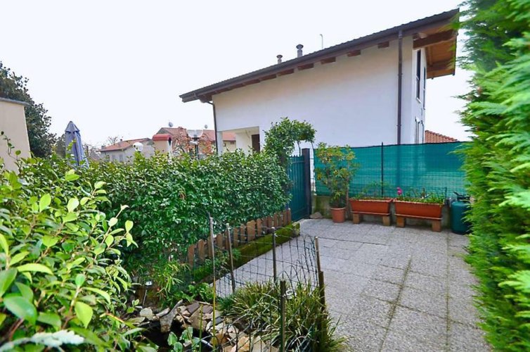 BILOCALE INDIPENDENTE IN VILLA CON GIARDINO IN VENDITA A VILLA D'ADDA Villa d'Adda