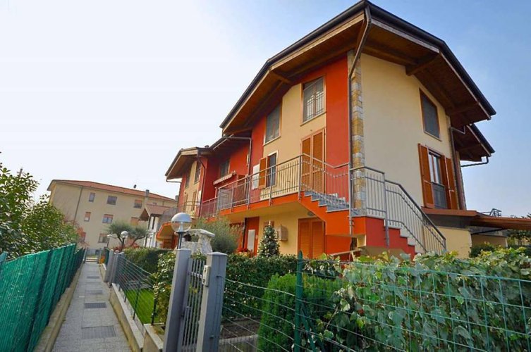 BILOCALE INDIPENDENTE IN VILLA CON GIARDINO IN VENDITA A VILLA D'ADDA Villa d'Adda