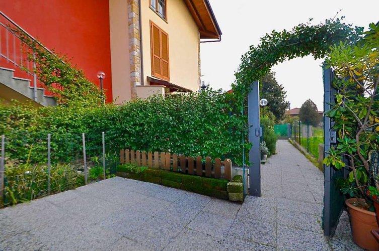 BILOCALE INDIPENDENTE IN VILLA CON GIARDINO IN VENDITA A VILLA D'ADDA Villa d'Adda