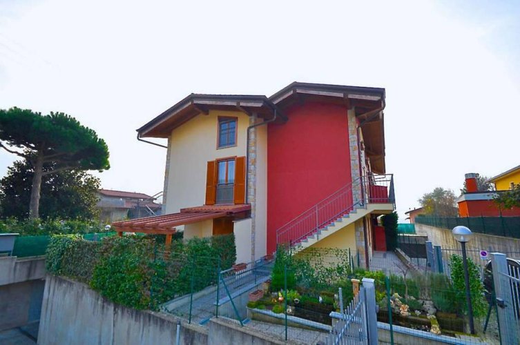 BILOCALE INDIPENDENTE IN VILLA CON GIARDINO IN VENDITA A VILLA D'ADDA Villa d'Adda