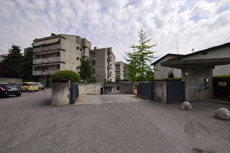 BOX DOPPIO IN LARGHEZZA IN VENDITA A SERIATE Seriate