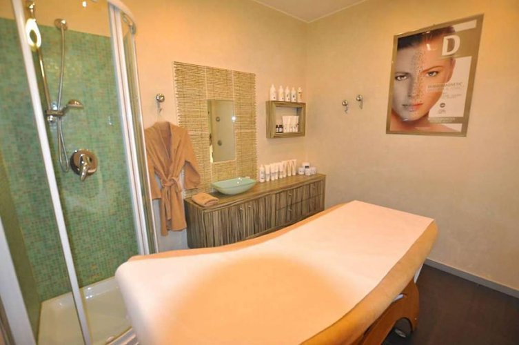 ATTIVITA' DI CENTRO ESTETICO E SOLARIUM A TERNO D'ISOLA Terno d'Isola