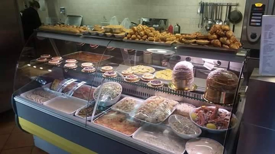 Cedesi avviata gastronomia in posizione di forte passaggio. Bergamo