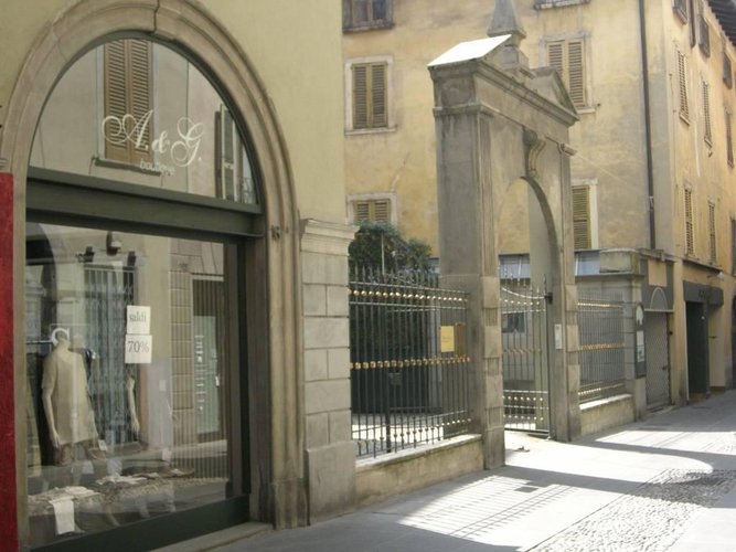 Nell'isola centrale pedonale interessante negozio, 85 mq