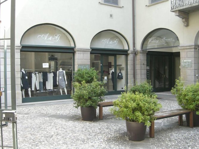 Nell'isola centrale pedonale interessante negozio, 85 mq Bergamo