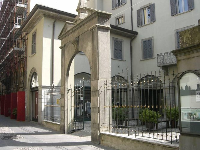 Nell'isola centrale pedonale interessante negozio, 85 mq Bergamo