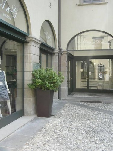 Nell'isola centrale pedonale interessante negozio, 85 mq Bergamo