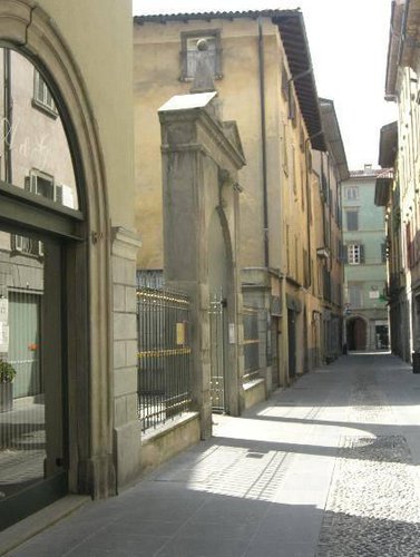 Nell'isola centrale pedonale interessante negozio, 85 mq Bergamo