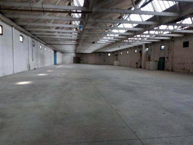 Ampio magazzino in zona semicentrale