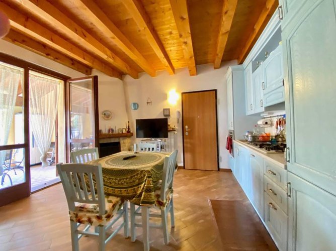 OCCASIONE!!!QUADRILOCALE CON PISCINA.FRONTE LAGO. Spinone al Lago