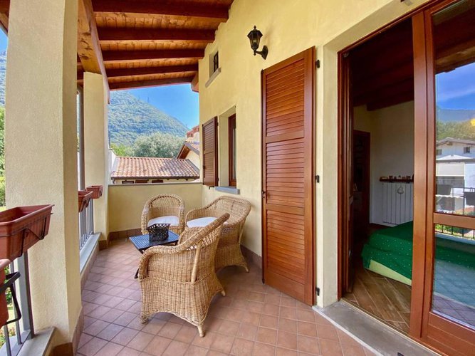 OCCASIONE!!!QUADRILOCALE CON PISCINA.FRONTE LAGO. Spinone al Lago