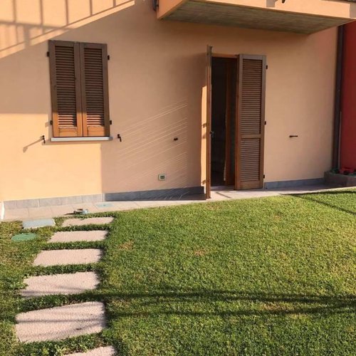 OCCASIONE! FRONTE LAGO- TRILOCALE CON GIARDINO E PISCINA Spinone al Lago