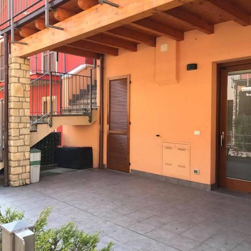OCCASIONE! FRONTE LAGO- TRILOCALE CON GIARDINO E PISCINA Spinone al Lago