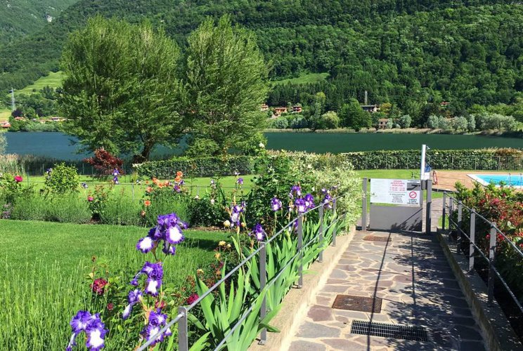 OCCASIONE! FRONTE LAGO- TRILOCALE CON GIARDINO E PISCINA Spinone al Lago