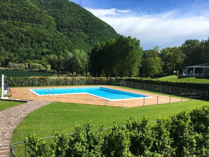 OCCASIONE! FRONTE LAGO- TRILOCALE CON GIARDINO E PISCINA Spinone al Lago