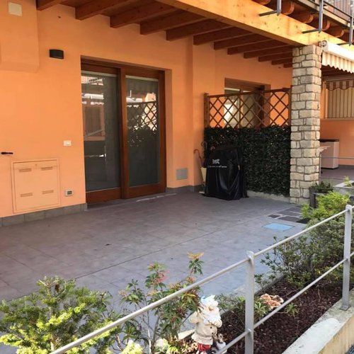 OCCASIONE! FRONTE LAGO- TRILOCALE CON GIARDINO E PISCINA Spinone al Lago