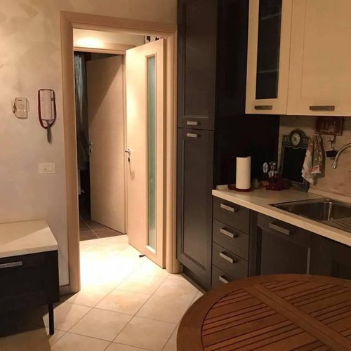 OCCASIONE! FRONTE LAGO- TRILOCALE CON GIARDINO E PISCINA Spinone al Lago