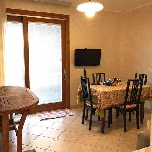 OCCASIONE! FRONTE LAGO- TRILOCALE CON GIARDINO E PISCINA Spinone al Lago