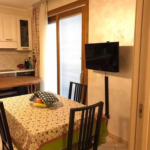 OCCASIONE! FRONTE LAGO- TRILOCALE CON GIARDINO E PISCINA Spinone al Lago