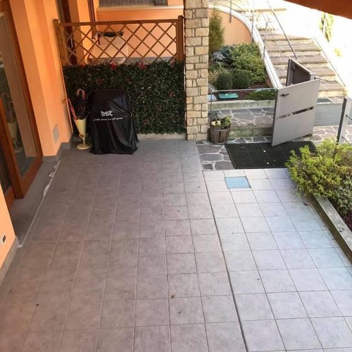 OCCASIONE! FRONTE LAGO- TRILOCALE CON GIARDINO E PISCINA Spinone al Lago