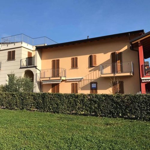 OCCASIONE! FRONTE LAGO- TRILOCALE CON GIARDINO E PISCINA Spinone al Lago