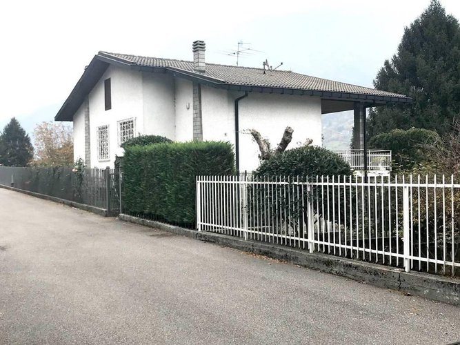 SPINONE AL LAGO, VILLA SINGOLA CON TERRENO E PISCINA
