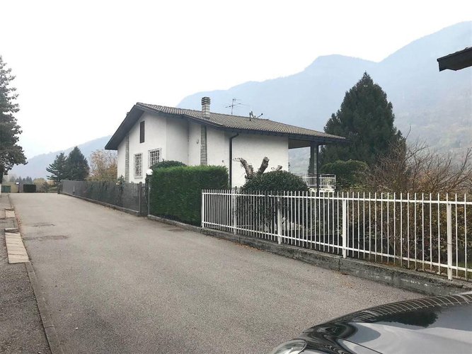 SPINONE AL LAGO, VILLA SINGOLA CON TERRENO E PISCINA Spinone al Lago