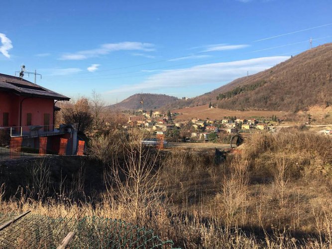 STUPENDA ZONA RESIDENZIALE DI ENTRATICO. TERRENO DI 1800Mq. Entratico