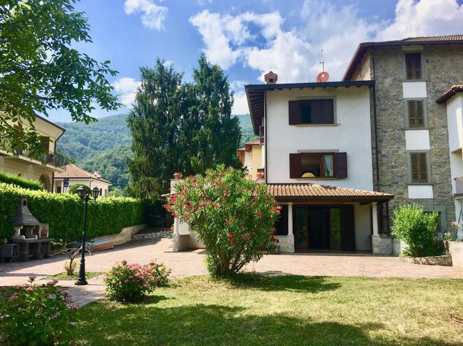 BELLISIMA PORZIONE DI VILLA FRONTE LAGO CON TERRENO