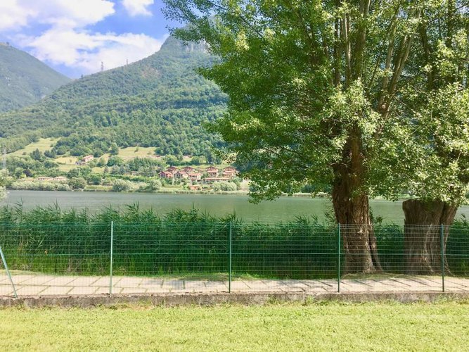 BELLISIMA PORZIONE DI VILLA FRONTE LAGO CON TERRENO Spinone al Lago