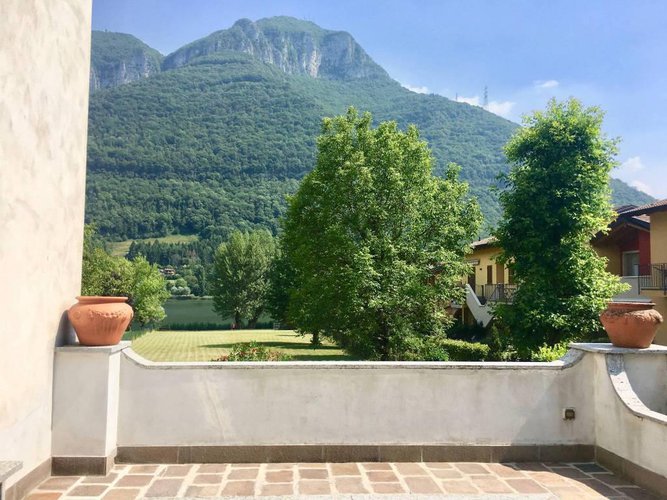 BELLISIMA PORZIONE DI VILLA FRONTE LAGO CON TERRENO Spinone al Lago