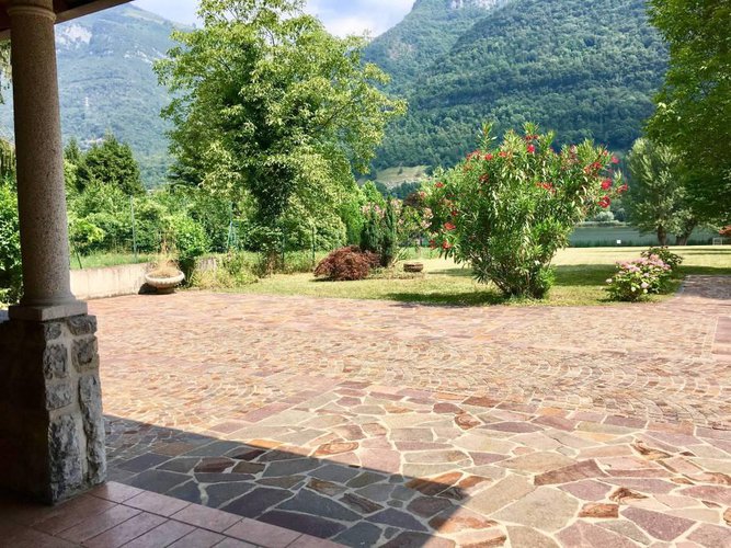 BELLISIMA PORZIONE DI VILLA FRONTE LAGO CON TERRENO Spinone al Lago