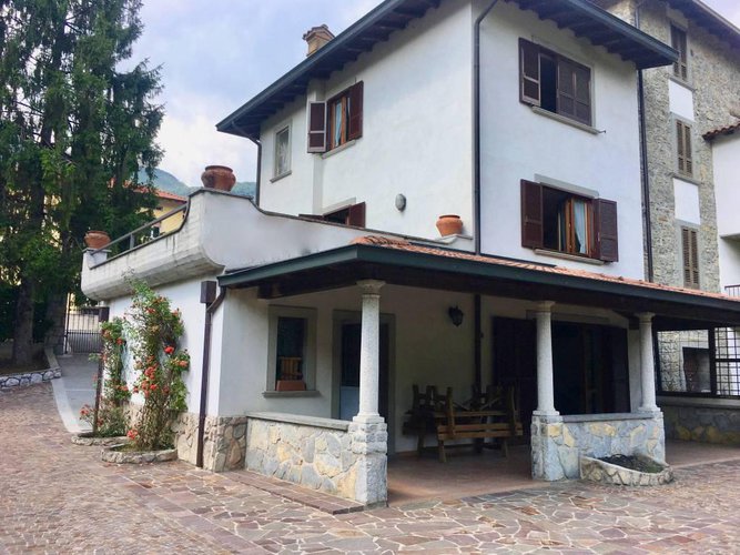 BELLISIMA PORZIONE DI VILLA FRONTE LAGO CON TERRENO Spinone al Lago