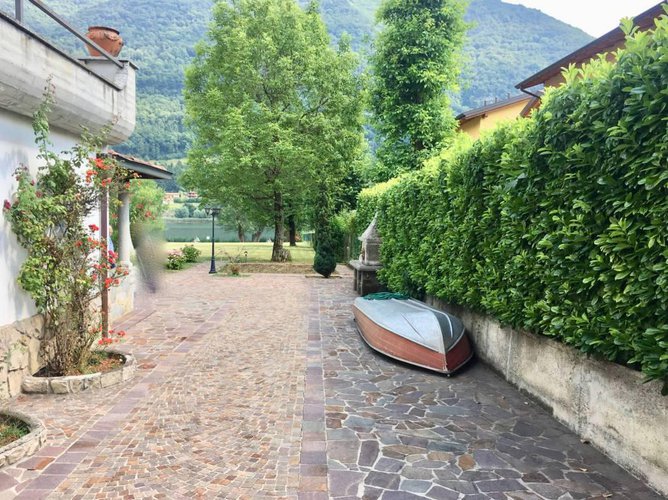 BELLISIMA PORZIONE DI VILLA FRONTE LAGO CON TERRENO Spinone al Lago
