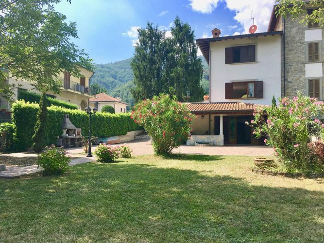 BELLISIMA PORZIONE DI VILLA FRONTE LAGO CON TERRENO Spinone al Lago