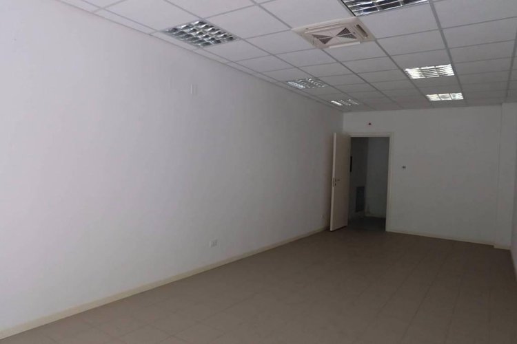 Negozio con vetrina Brembate di Sopra