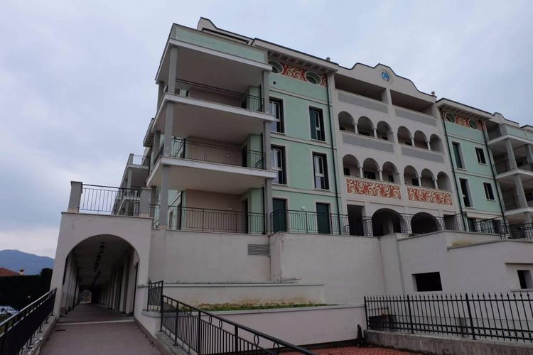 Negozio con vetrina Brembate di Sopra