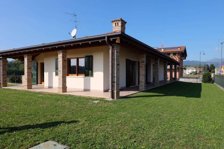 VILLA SU PIANO UNICO Terno d'Isola